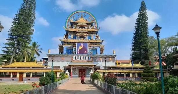 Bylakuppe — Namdroling Golden Temple